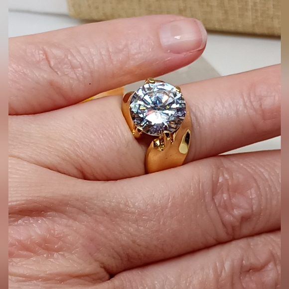 Size 8  18k GE large ring. - Picture 2 of 7